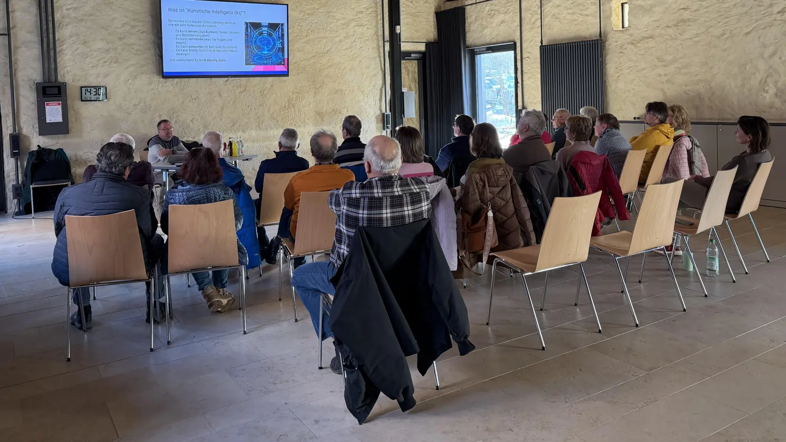Reges Interesse beim KI-Vortrag der vhs Amberg-Sulzbach in der Stadelreihe in Königstein. (Bild: Larissa Engelhardt)