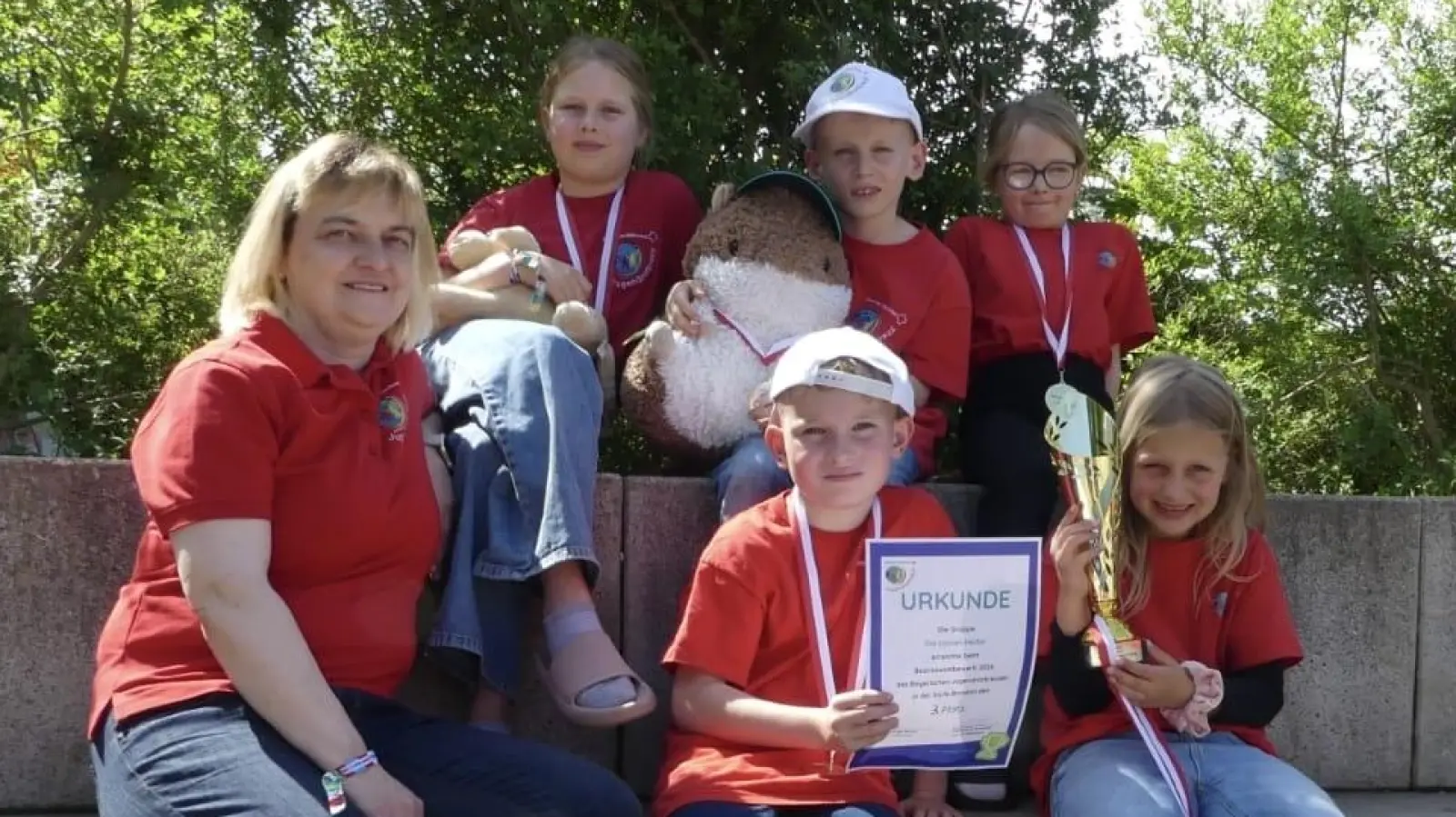 Die Sieger Mia Eckert, Maskottchen Eichi,Jonas Hammer,Lea Eckert,Verena Prüll, Jannik Hammer zusammen mit ihrer Gruppenleiterin Renate Schönberger. (Bild: Renate Schönberger)