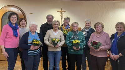 Die anwesenden geehrten Jubilarinnen mit links: Vorstandsteam Anita Wiesent, Christa Appl, Pfarrer Markus Ertl und rechts: Maria Müller, stellv. Bezirksvorsitzende (Bild: Maria Schlögl)