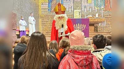 Der Nikolaus in der Herz-Jesu-Kirche.  (Bild: Helmut Kunz)