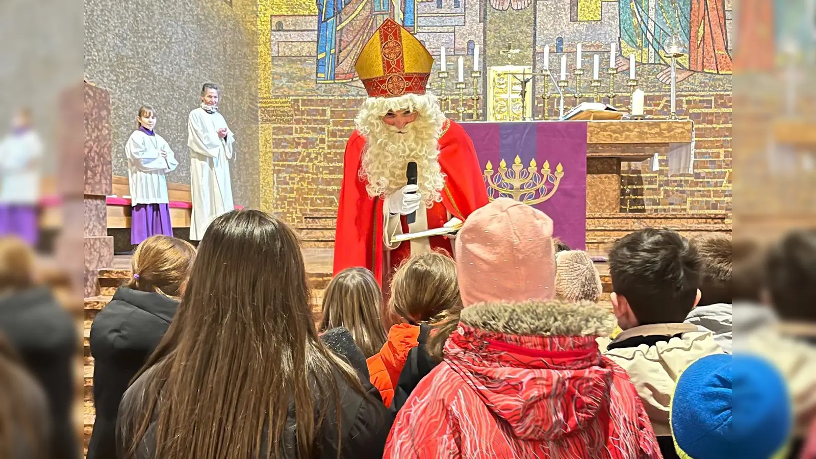 Der Nikolaus in der Herz-Jesu-Kirche.  (Bild: Helmut Kunz)