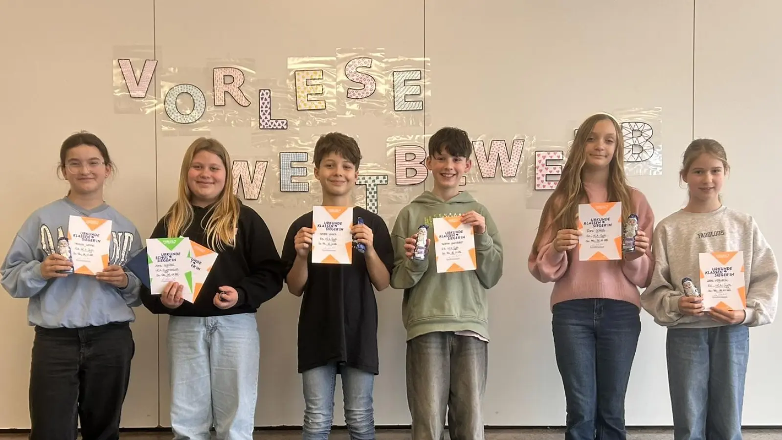 Das Foto zeigt die Sieger des Vorlesewettbewerbs am HCA-Gymnasium. Die Schulsiegerin Anna Schrödl ist die zweite von links. (Bild: Sabine Pöhlmann)