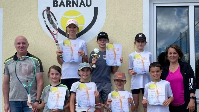 Teilnehmer der U12-Vereinsmeisterschaft mit 2.Vorstand Martin Fischer und Jugendleiterin Natalie Schwägerl. (Bild: Joachim Bauer)
