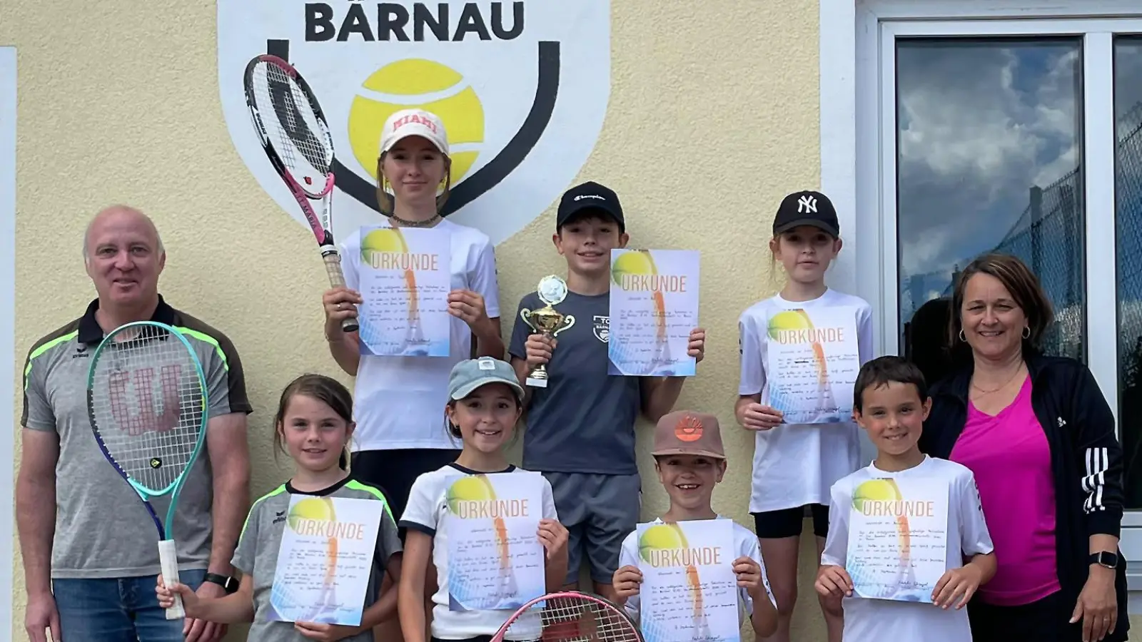 Teilnehmer der U12-Vereinsmeisterschaft mit 2.Vorstand Martin Fischer und Jugendleiterin Natalie Schwägerl. (Bild: Joachim Bauer)