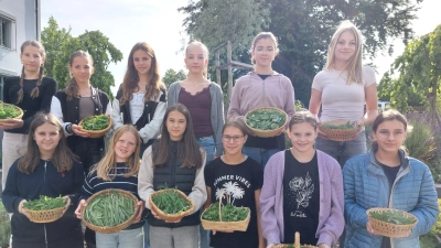 Nach dem Kräutersammeln und vor der Kräuterquiche (Bild: Gabi Bulenda)