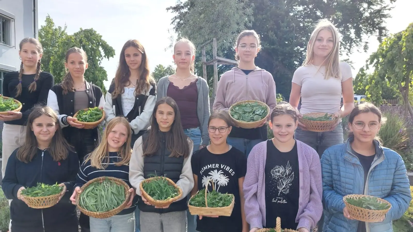 Nach dem Kräutersammeln und vor der Kräuterquiche (Bild: Gabi Bulenda)