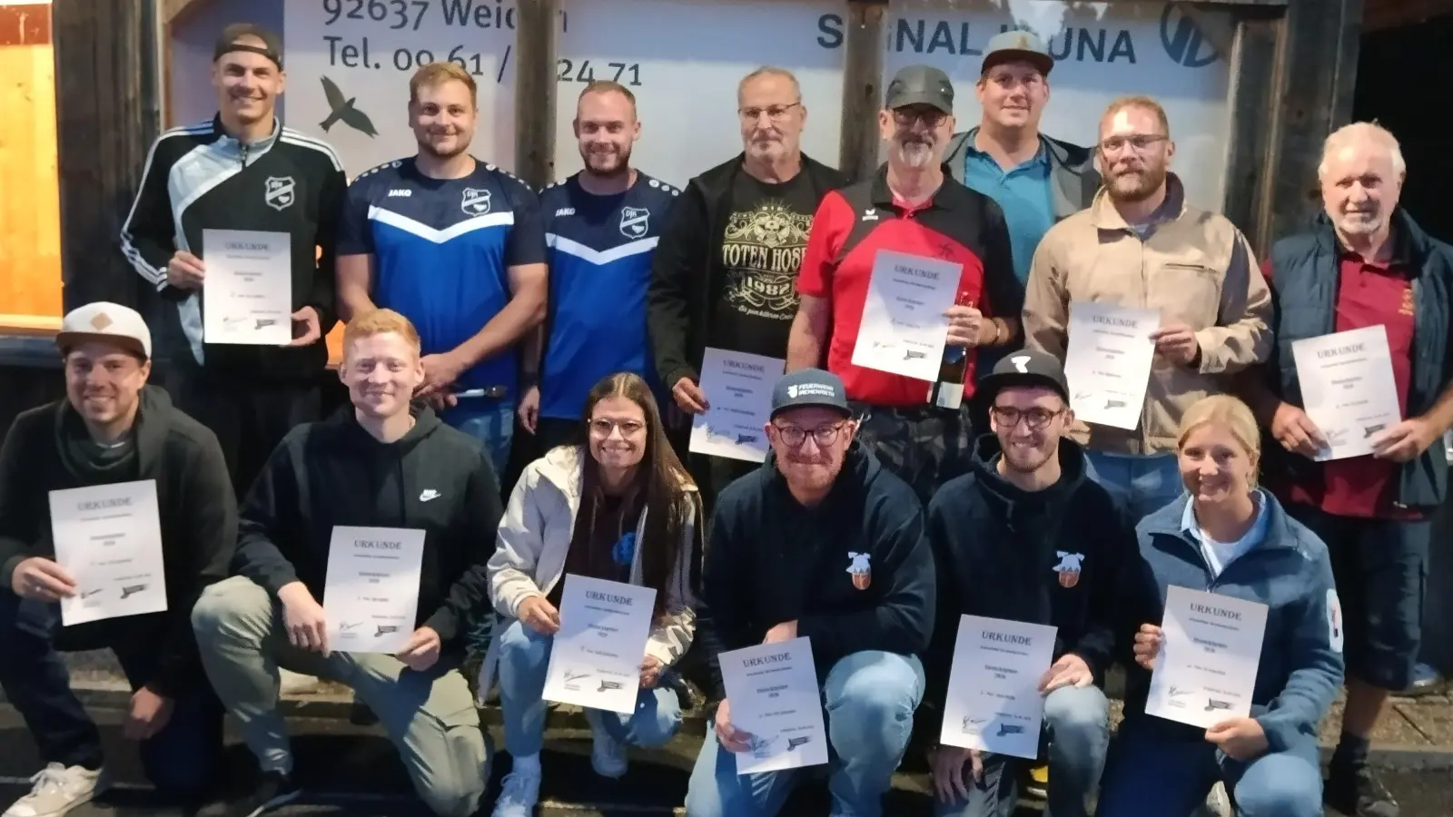 Spaß und interessante Spiele gab es beim Kirwa-Schieben der DJK-Eisstockabteilung. Bei 12 teilnehmenden Mannschaften kristallisierte sich letztendlich das Gästeteam von der SpVgg Pirk (stehend 4. v r.) als Sieger heraus. Lukas Heinrich (stehend 2.v. l.) und Daniel Groß (stehend 3. v. l.) hatten die Veranstaltung mit ihrem Team wieder bestens organisiert. (Bild: Albert Gruber)