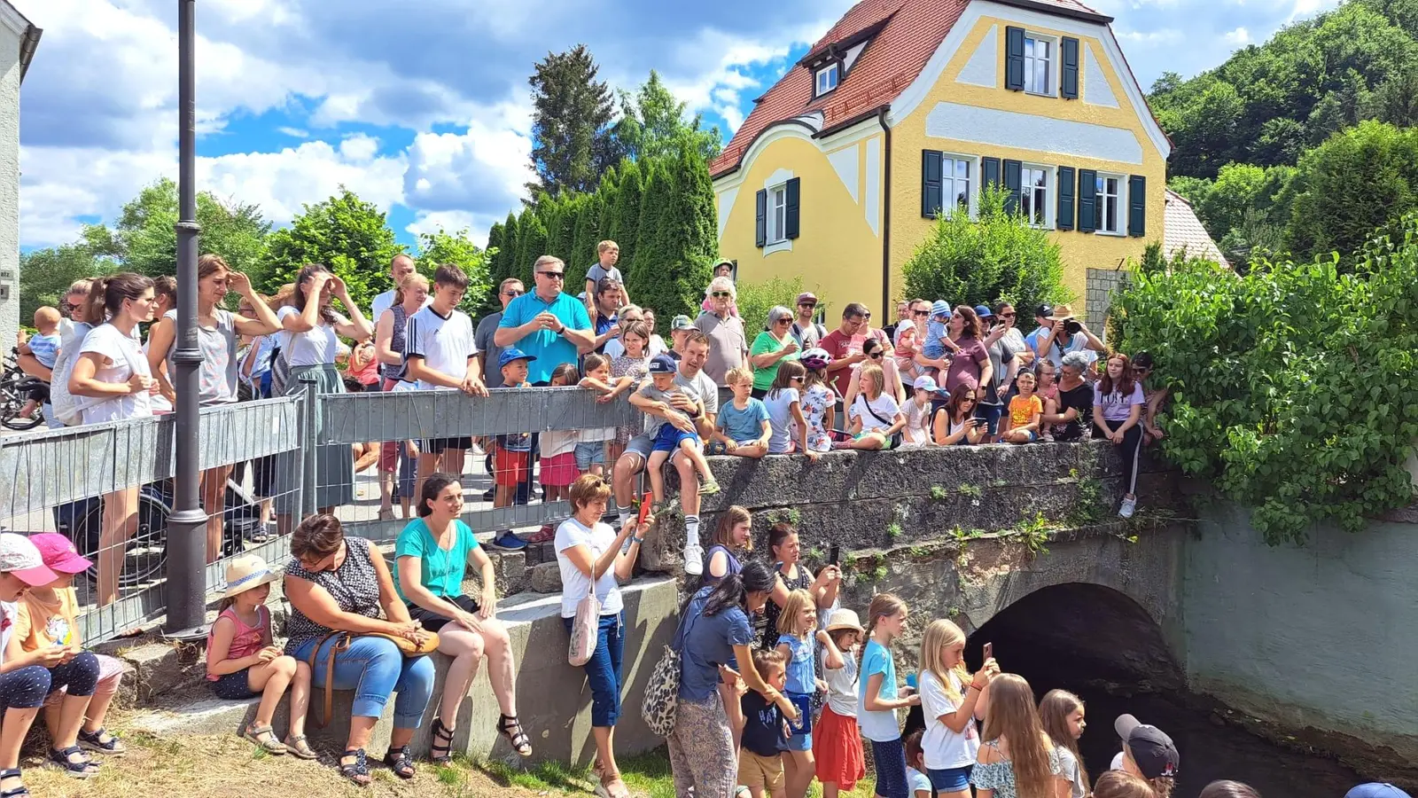 Start des Entenrennens von 2022 (Bild: Georg Dürr)