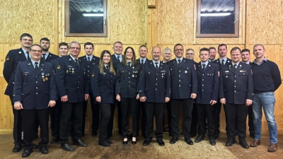 Die neue Vorstandschaft incl. Vertreter der aktiven Wehr: Schad Sebastian, Rainer Pflamminger, Fabian Zenger , Joseph Schießl, Rudi Pflamminger, Stefan Ebensberger, Theresa Domaier, Fabian Domaier, Beatrice Zenger, Hubert Pamler, Peter Schießl, Reinhard Baumer, Heino Hübbers, Christian Katens, Philipp Weist, Dietmar Zenger, Christian Böckl , KBM Stefan Sattich, Maximilian Zenger, Bürgermeister Michael Wilfahrt (von links).  (Bild: Peter Schießl)
