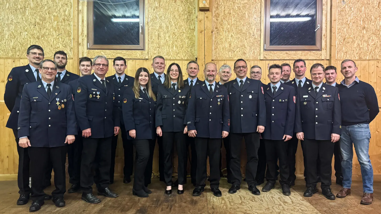Die neue Vorstandschaft incl. Vertreter der aktiven Wehr: Schad Sebastian, Rainer Pflamminger, Fabian Zenger , Joseph Schießl, Rudi Pflamminger, Stefan Ebensberger, Theresa Domaier, Fabian Domaier, Beatrice Zenger, Hubert Pamler, Peter Schießl, Reinhard Baumer, Heino Hübbers, Christian Katens, Philipp Weist, Dietmar Zenger, Christian Böckl , KBM Stefan Sattich, Maximilian Zenger, Bürgermeister Michael Wilfahrt (von links).  (Bild: Peter Schießl)