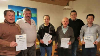  links Gerhard Reisner, rechts Max Strauß, daneben Franz Bernet, in der Mitte Hermann Albersdörfer, hinten Josef Schreglmann und Dominik Fraunholz. (Bild: Herbert Ziegler )