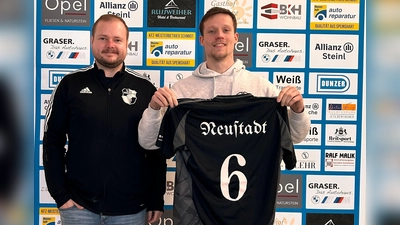 Fußballverantwortlicher der SpVgg Neustadt am Kulm Florian Dötsch (links) mit Sommerneuzugang Johannes Kopp (rechts) (Bild: Peter Kopp)