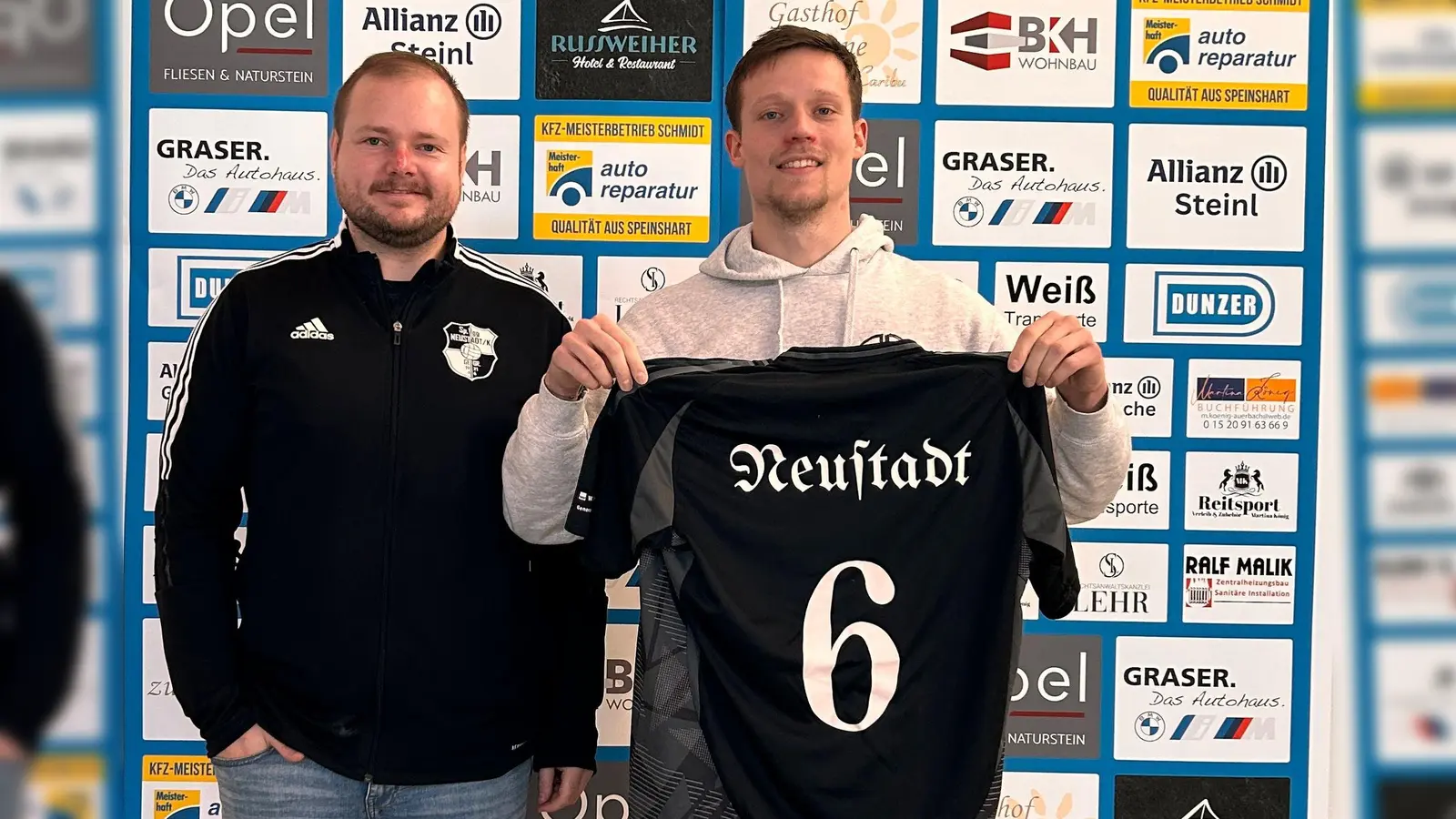 Fußballverantwortlicher der SpVgg Neustadt am Kulm Florian Dötsch (links) mit Sommerneuzugang Johannes Kopp (rechts) (Bild: Peter Kopp)