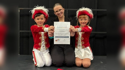 Jugendtanzpaar Ella Tragl &amp; Elias Gerold mit ihrer Trainerin Leonie Panitzek vom TuS Mitterteich (Bild: Sandra Panitzek)