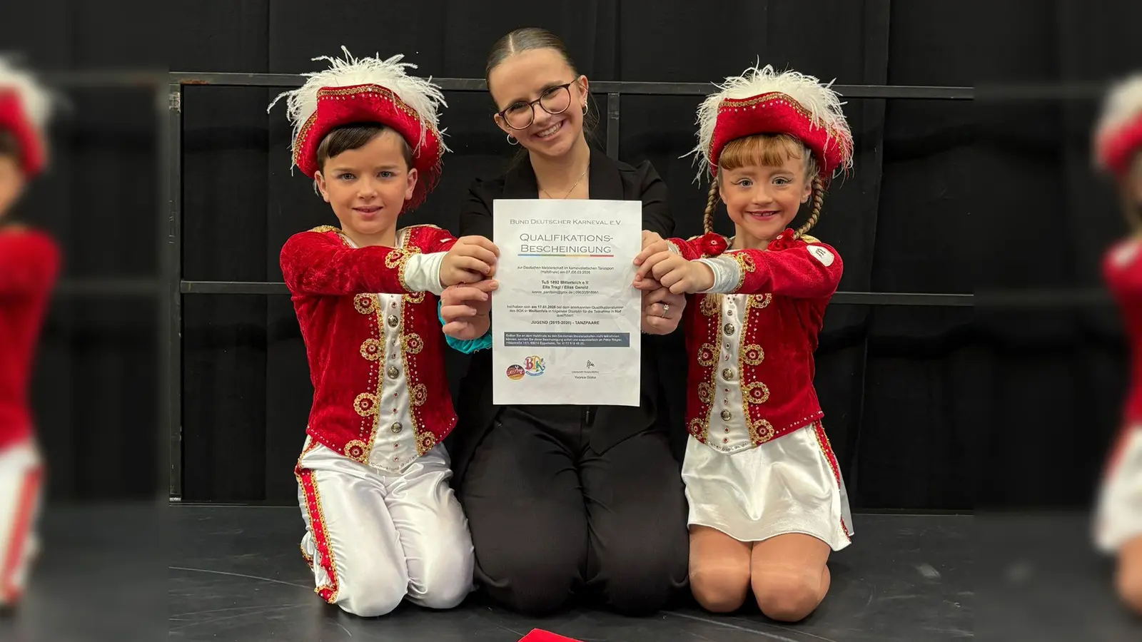 Jugendtanzpaar Ella Tragl &amp; Elias Gerold mit ihrer Trainerin Leonie Panitzek vom TuS Mitterteich (Bild: Sandra Panitzek)