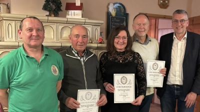 1. Vorsitzender Günter Gradl, Rupert Schmid, Karin Bäuml, Thomas Sporrer, Bürgermeister Franz Schöner (Bild: Bianca Gradl)