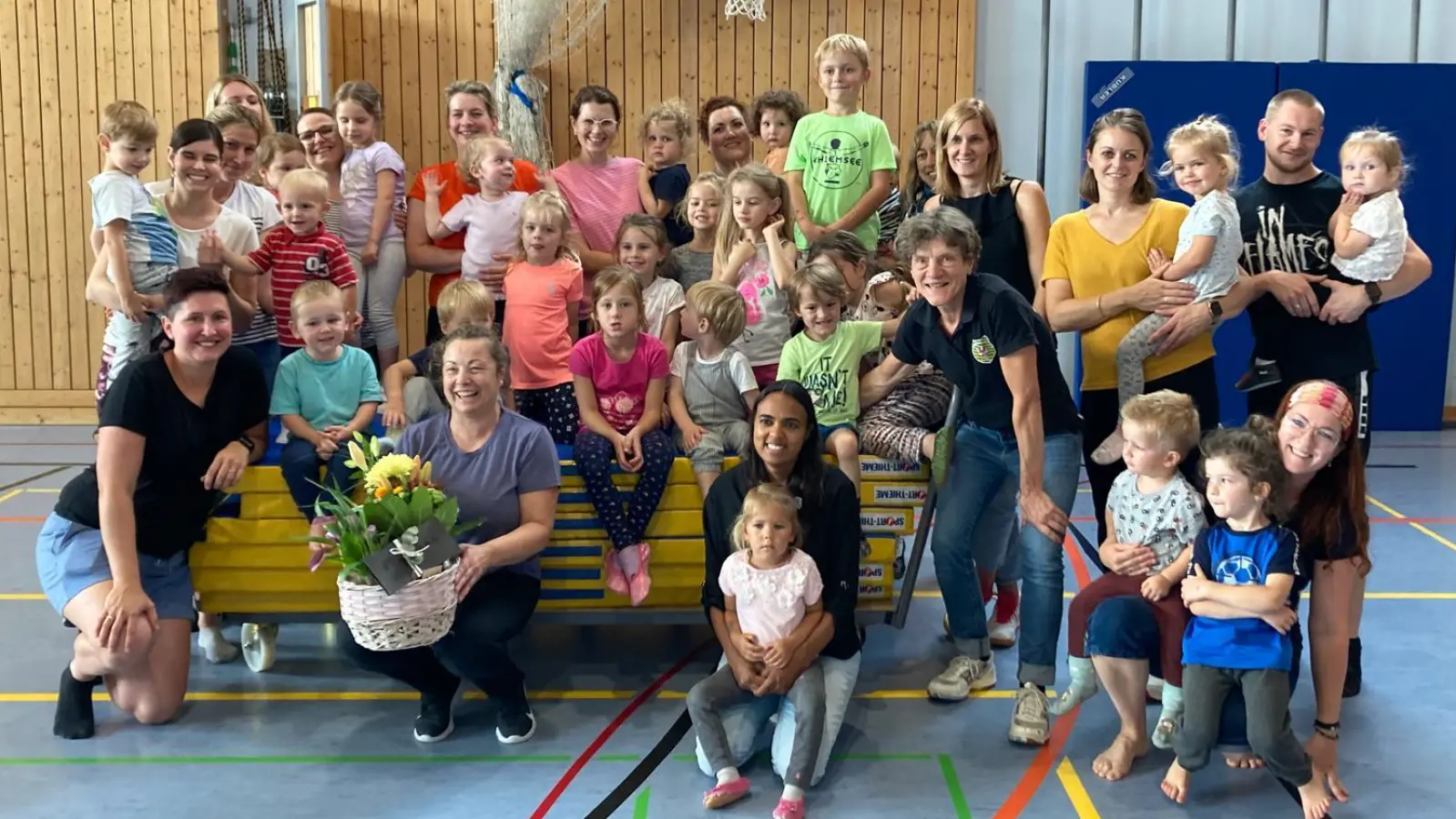 Verabschiedung der Übungsleiterin Silvia Wainio durch die Teilnehmer am Eltern- Kind Turnen und des Vorstandsmitgliedes des SV Hahnbach Dr. med. Monika Hecken-Emmel. (Bild: Monika Hecken-Emmel)