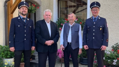 von links: 1.Vorstand Johannes Bauer, 2. Bürgermeister Peter Gold, Ott Josef, 1.Kommandant Josef Konrad. (Bild: Josef Konrad)