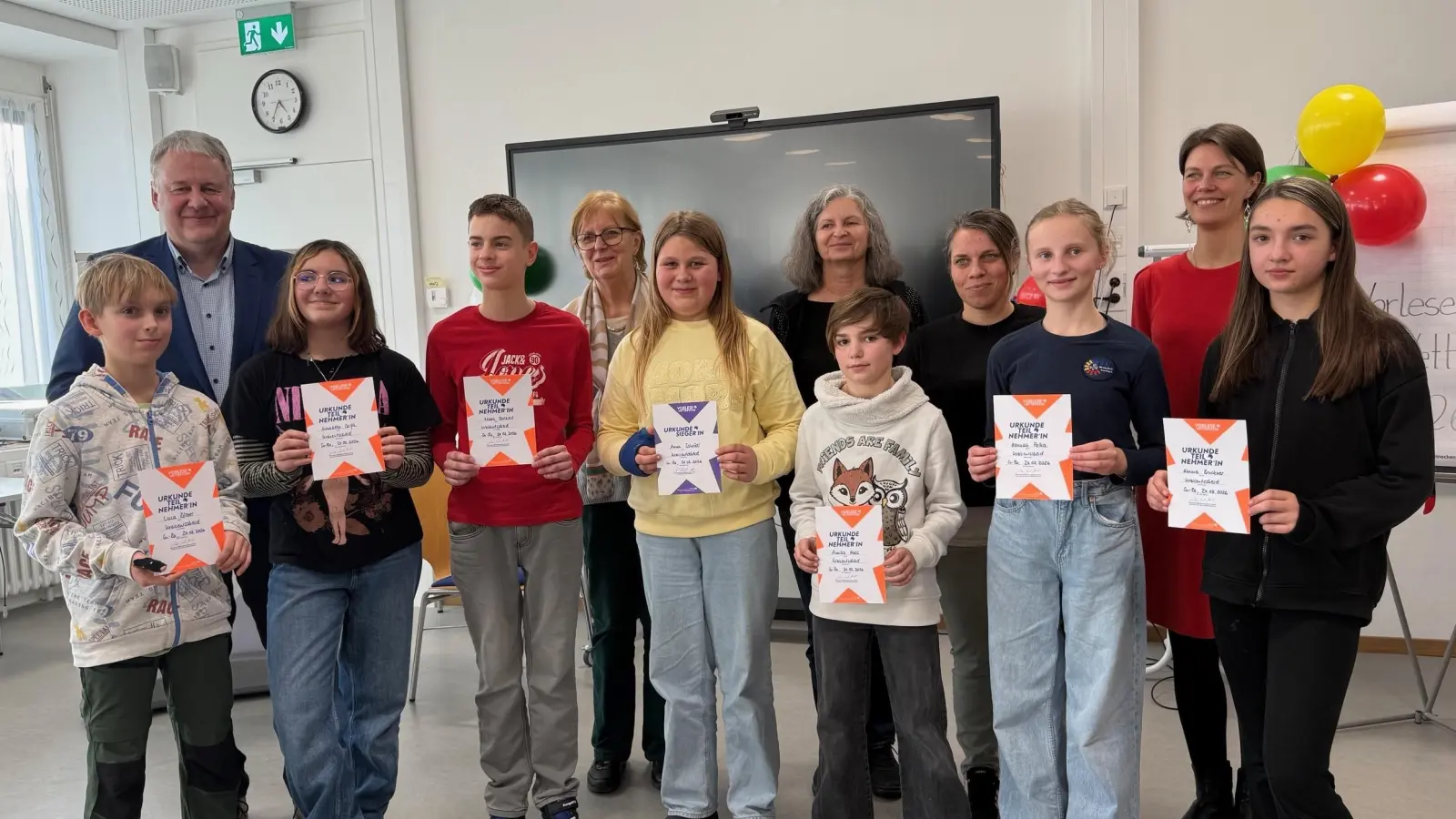 Alle Teilnehmer und Jurymitglieder um Landrat Richard Reisinger (2.v.li.) mit der Gewinnerin Anna Schrödl (6.v.li.). (Bild: Christine Frankerl)