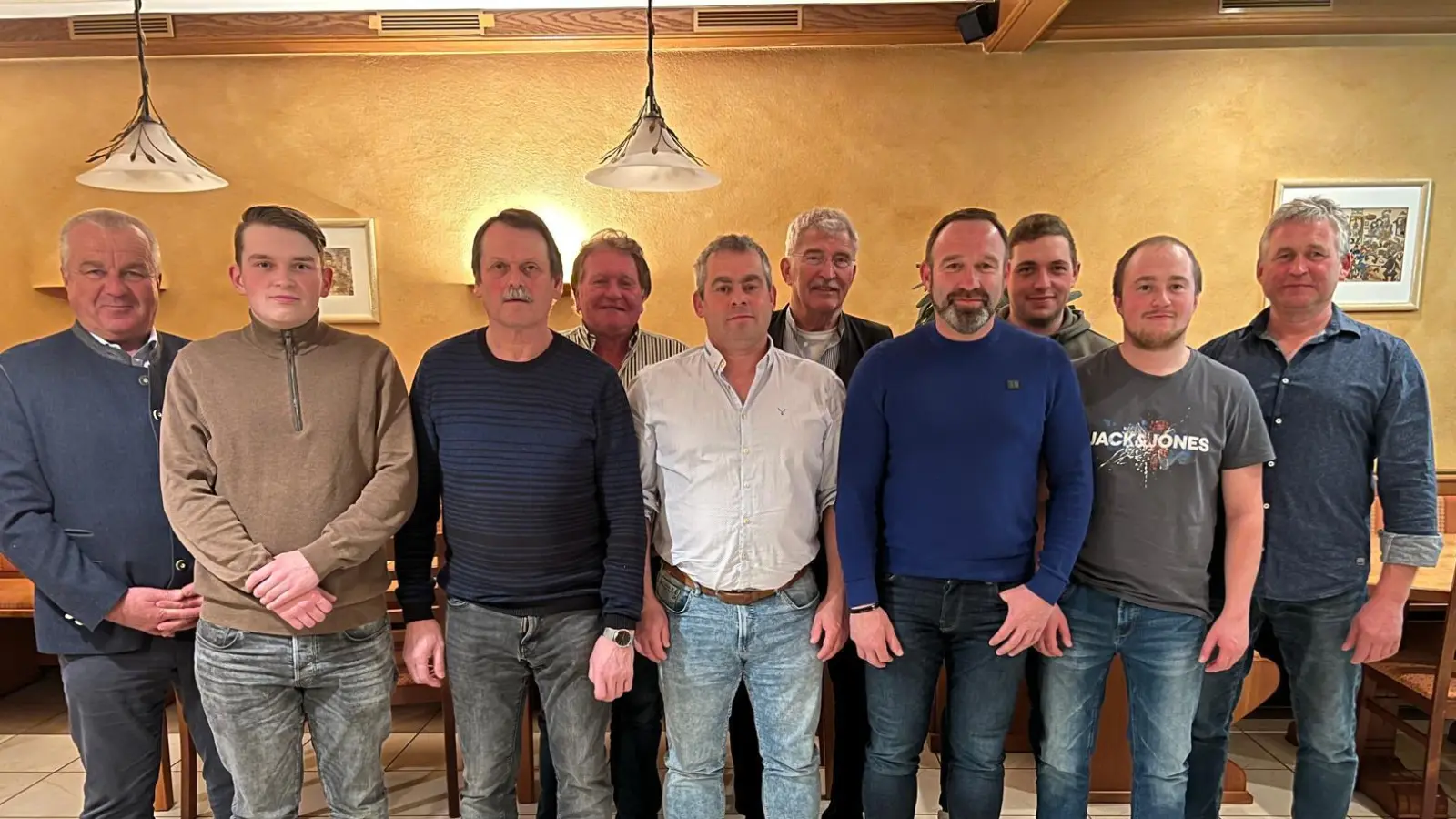 Generationswechsel bei der Jagdgenossenschaft Schmidgaden: 1. Bgm. Josef Deichl, Georg Koller (Schriftführer), Hubert Lippert (Beisitzer), Erich Bücherl (Jagdpächter),Richard Maunz (Beisitzer), Manfred Röhl (Jagdpächter), Christian Winkler (1. Vors.), Christoph Eckl (Kasserprüfer), Florian Meier (Kassenprüfer), Gerhard Schmidl (2. Vors.)-von links. Nicht im Bild Florian Schmidl (Kassier). (Bild: Ilona Baumann)