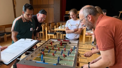Herr Pfarrer Nees und Pater James als Team Portugal im Spiel gegen Christoph und Lorenz Korb für Team Bosnien-Herzegowina.  (Bild: Bernadette Oppl)