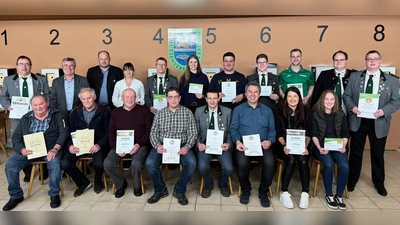 Viele Mitglieder konnten für langjährige Treue zum Verein geehrt werden. Auch einige Funktionäre erhielten Ehrungen für ihr Engagement im Ehrenamt.  (Bild: Michael Brenner)