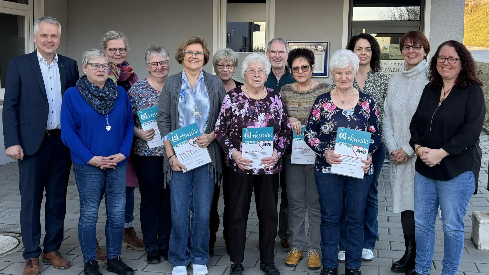 AWO-Vorsitzende Andrea Egner (rechts), ihre Stellvertreterin Pamela Wünsche (Dritte von rechts), AWO-Kreisvorsitzende Karin Gesierich (Zweite von rechts)<br>Schriftführerin Alexandra Schnappauf (Dritte von links) und Bürgermeister Thomas Meiler (links) gratulieren den Geehrten. <br> (Bild: cro)