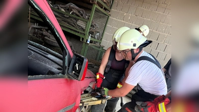 Die Eslarner Feuerwehrleute übten den Einsatz mit dem hydraulischen Rettungssatz. (Bild: Karl Ziegler)