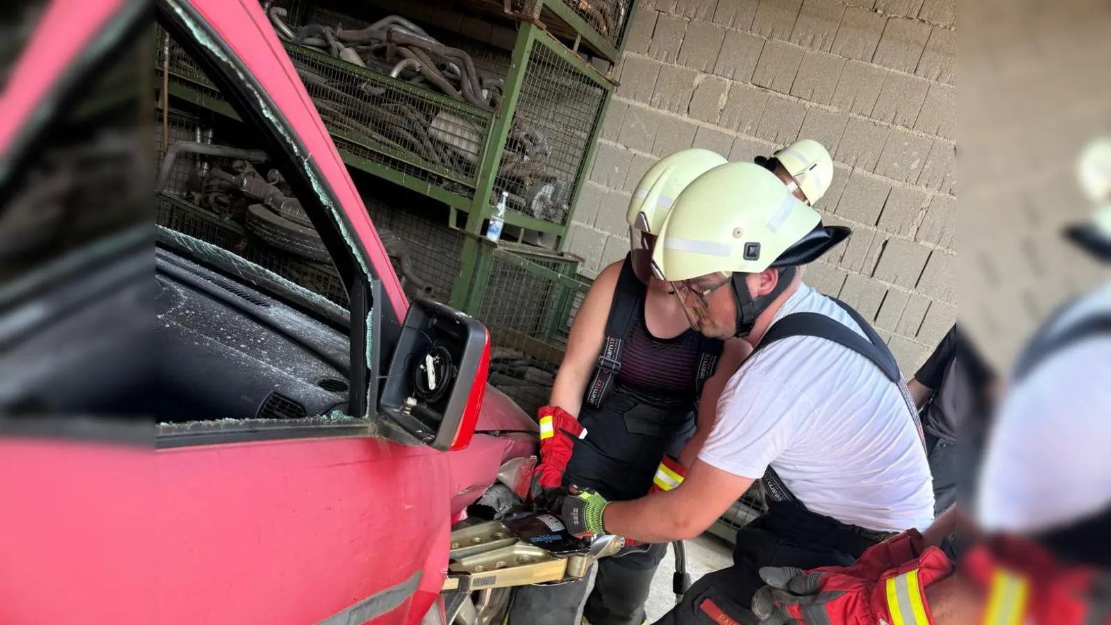 Die Eslarner Feuerwehrleute übten den Einsatz mit dem hydraulischen Rettungssatz. (Bild: Karl Ziegler)