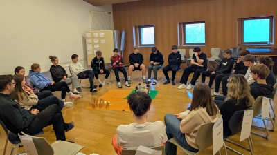 Pfarrer Dominik Mitterer (links) mit den Jugendlichen im Sitzkreis.  (Bild: Regina Probst)