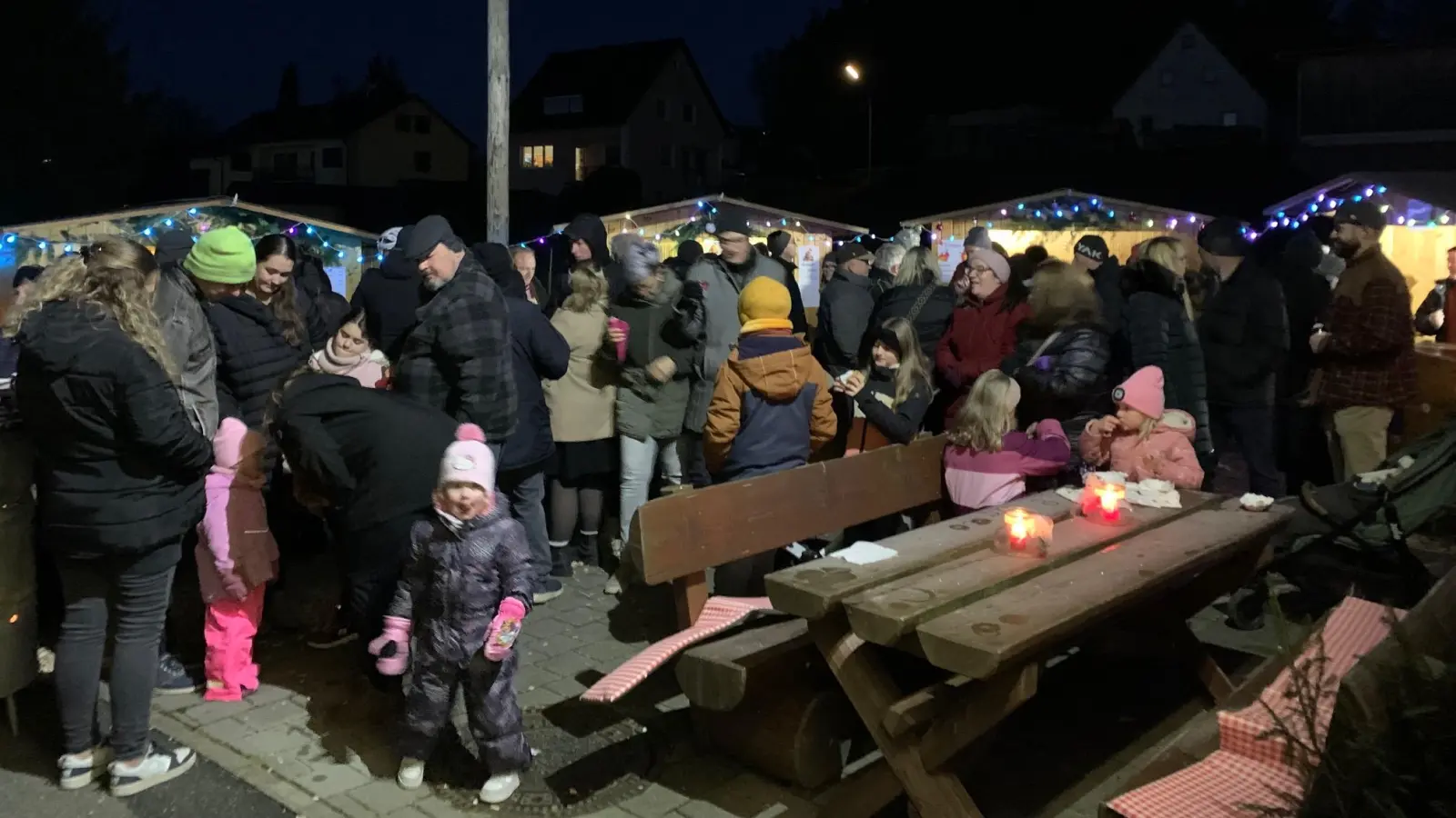 Stimmungsvolle Atmosphäre lockte viele Besucher vor das Feuerwehrhaus. (Bild: Petra Reil)