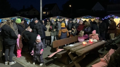 Stimmungsvolle Atmosphäre lockte viele Besucher vor das Feuerwehrhaus. (Bild: Petra Reil)