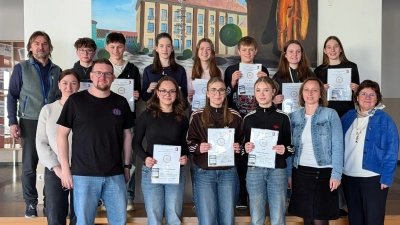 Die Schülerinnen und Schüler der drei besten Projektgruppen zusammen mit ihren Klassenleiterinnen und der Schulleitung. (Bild: Tobias Neubert)