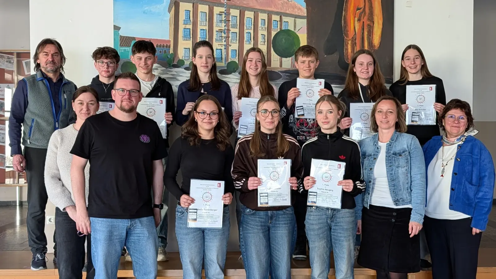 Die Schülerinnen und Schüler der drei besten Projektgruppen zusammen mit ihren Klassenleiterinnen und der Schulleitung. (Bild: Tobias Neubert)