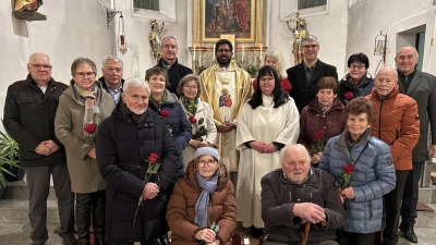 Pfarrvikar Dr. John Palathinkal und Gemeindereferentin Kerstin Wallmeyer mit den acht Jubelpaaren (Bild: Sonja Sczech)