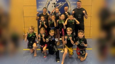 von links: Amelia Falk, Luisa Pürner, Isabell Jung, Jenny Wurster, Luise Fizia, Mila Wurster, Marie Koeschemann, Ludwig Koschemann, Christian Pürner, Romy Müller, Erich Aul, Leon Wurster (Bild: Kathrin Koschemann)