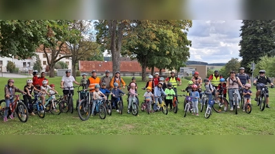 Die Teilnehmer der Radltour (Bild: Christian Lohr)