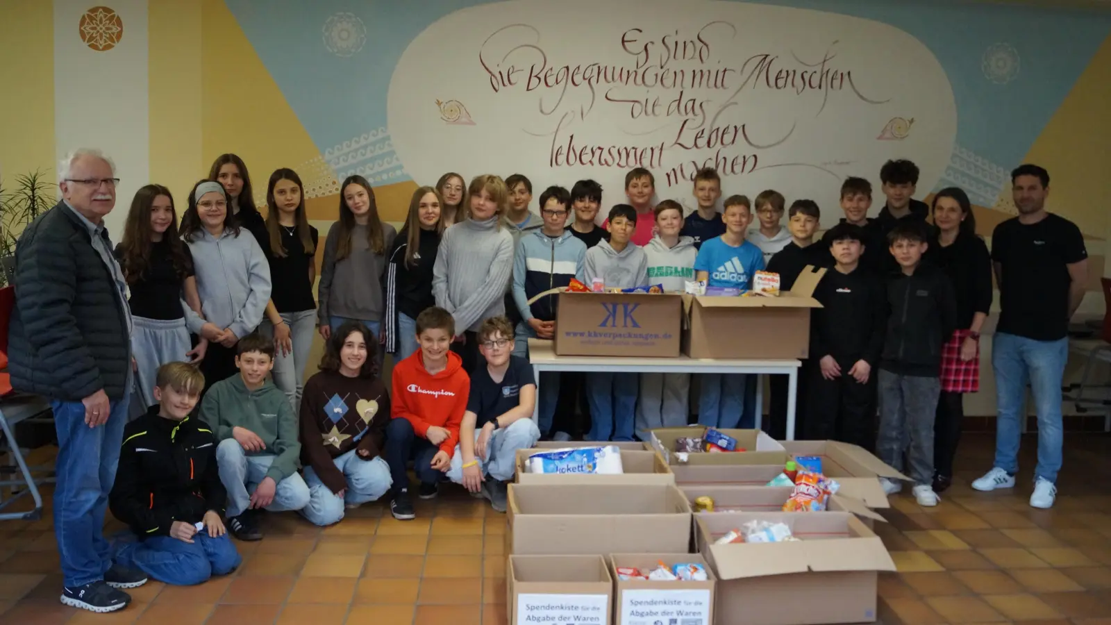 Schülerinnen und Schüler bei der Übergabe der Spenden an die örtliche Tafel. (Bild: Florian Dendorfer)