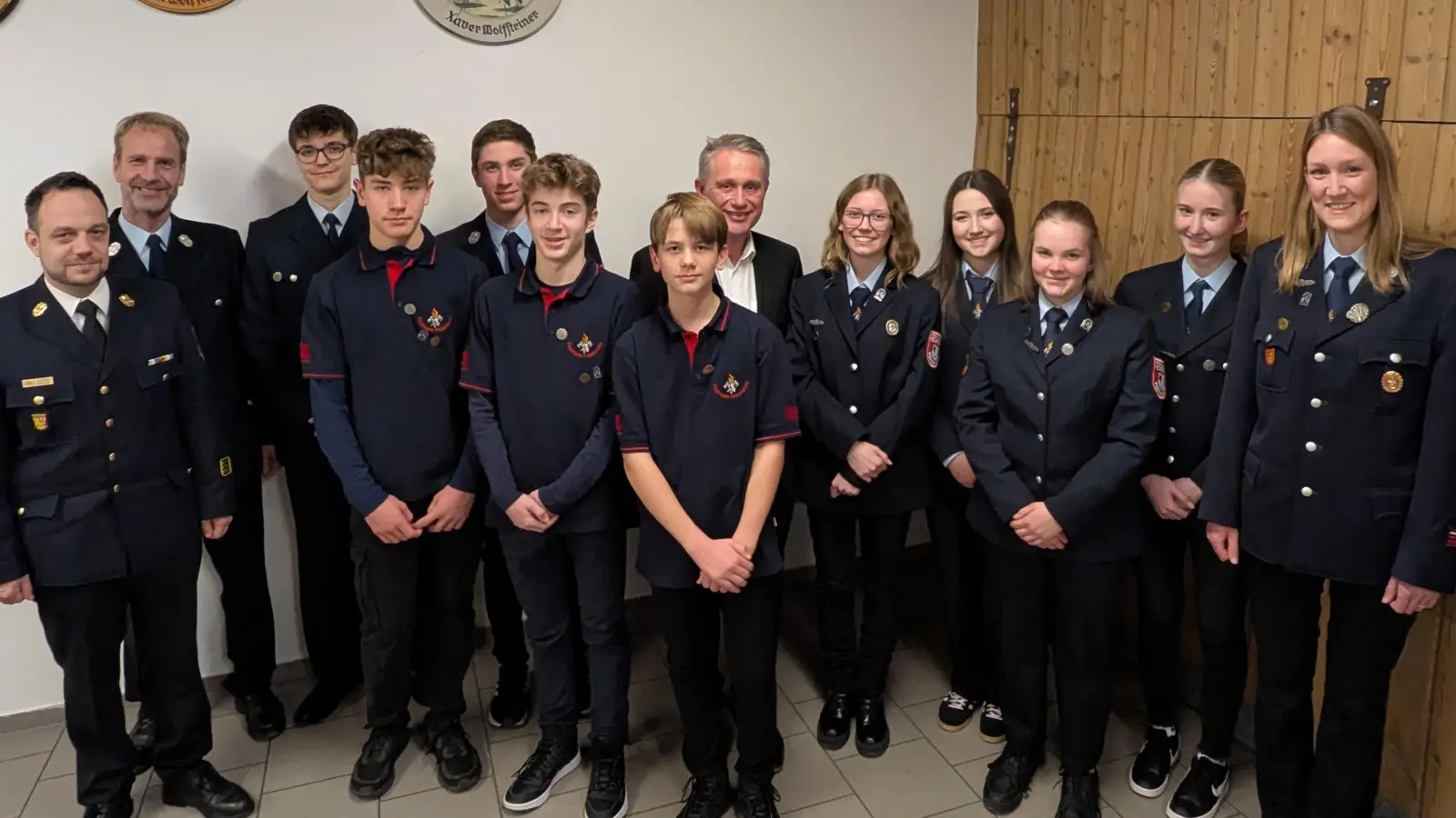 KBI Michael Iberer, Kommandant Markus Zagel (li.), Jugendwartin Marion Hoppe (re.) und Bürgermeister Hermann Böhm gratulierten den Nachwuchsfeuerwehrlern zu den bestandenen Prüfungen. (Bild: Thomas Sadlo)