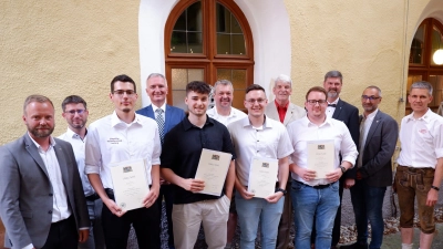 Die Jahrgangsbesten der Staatl. Technikerschule Amberg mit den Ehrengästen. (Bild: Claudia Wittmann)