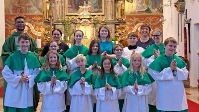 Die sechs neu aufgenommenen Ministranten (vorne) reihen sich in die Schar der Ministranten in Störnstein ein.  (Bild: Caroline Würth)