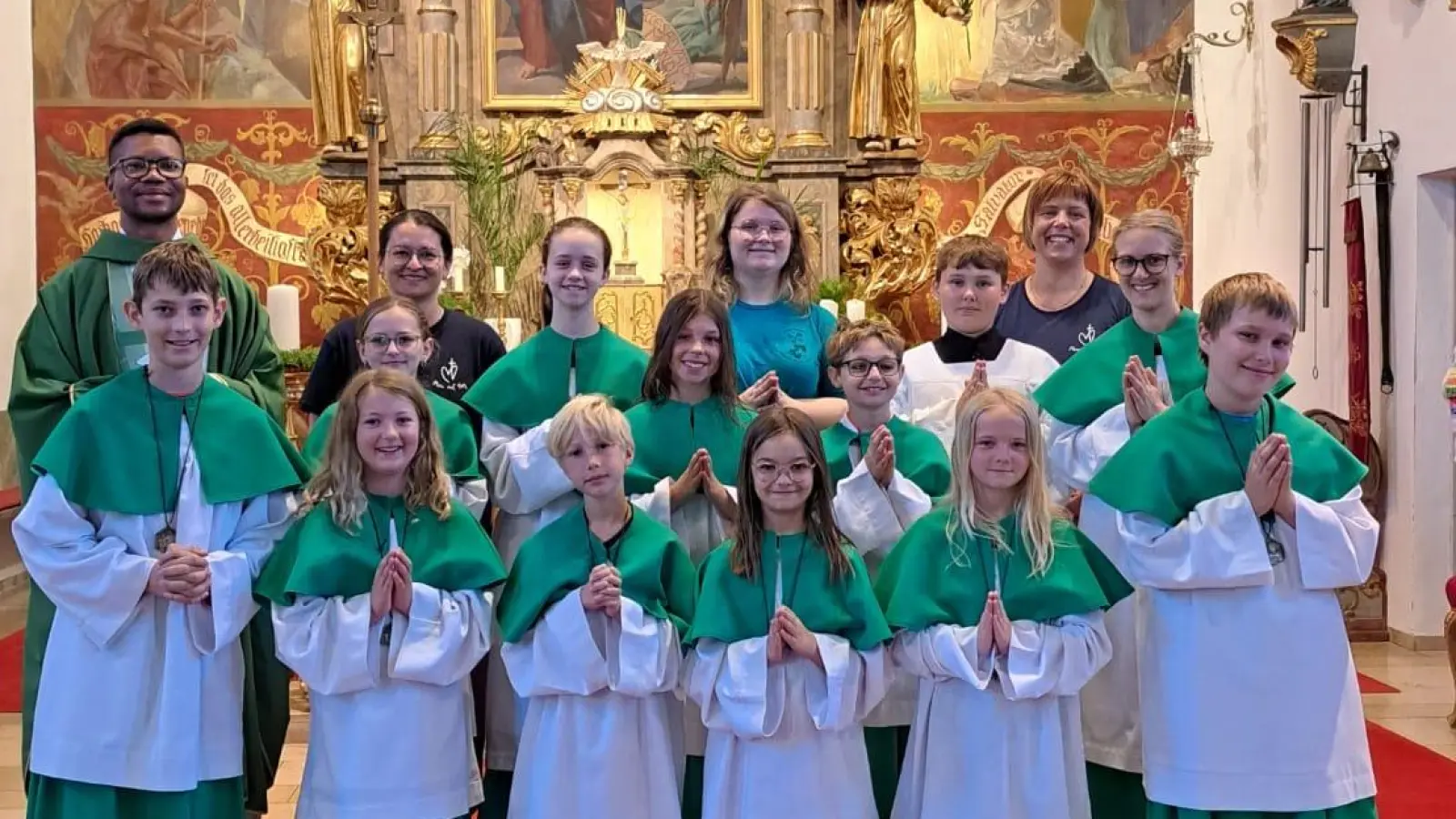 Die sechs neu aufgenommenen Ministranten (vorne) reihen sich in die Schar der Ministranten in Störnstein ein.  (Bild: Caroline Würth)