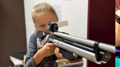 Jung und Alt am versucht sich am Schießstand (Bild: Stefanie Kryschak)