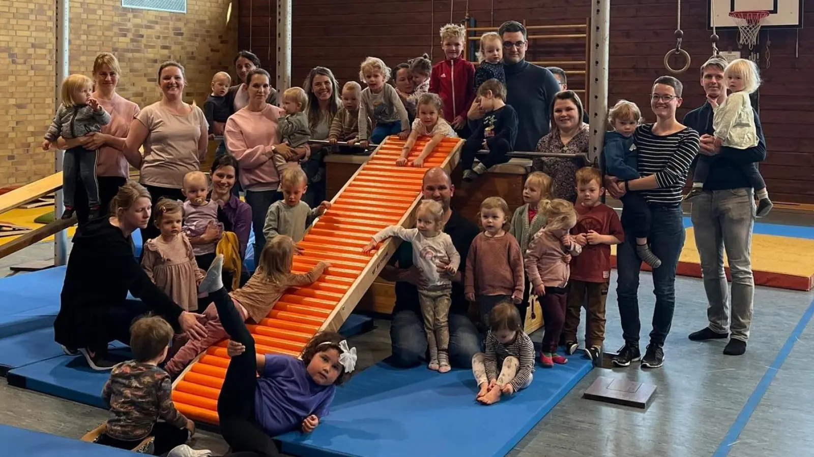 Leiterin Veronika Wettinger mit der Eltern-Kind-Gruppe. (Bild: Karin Klebl)