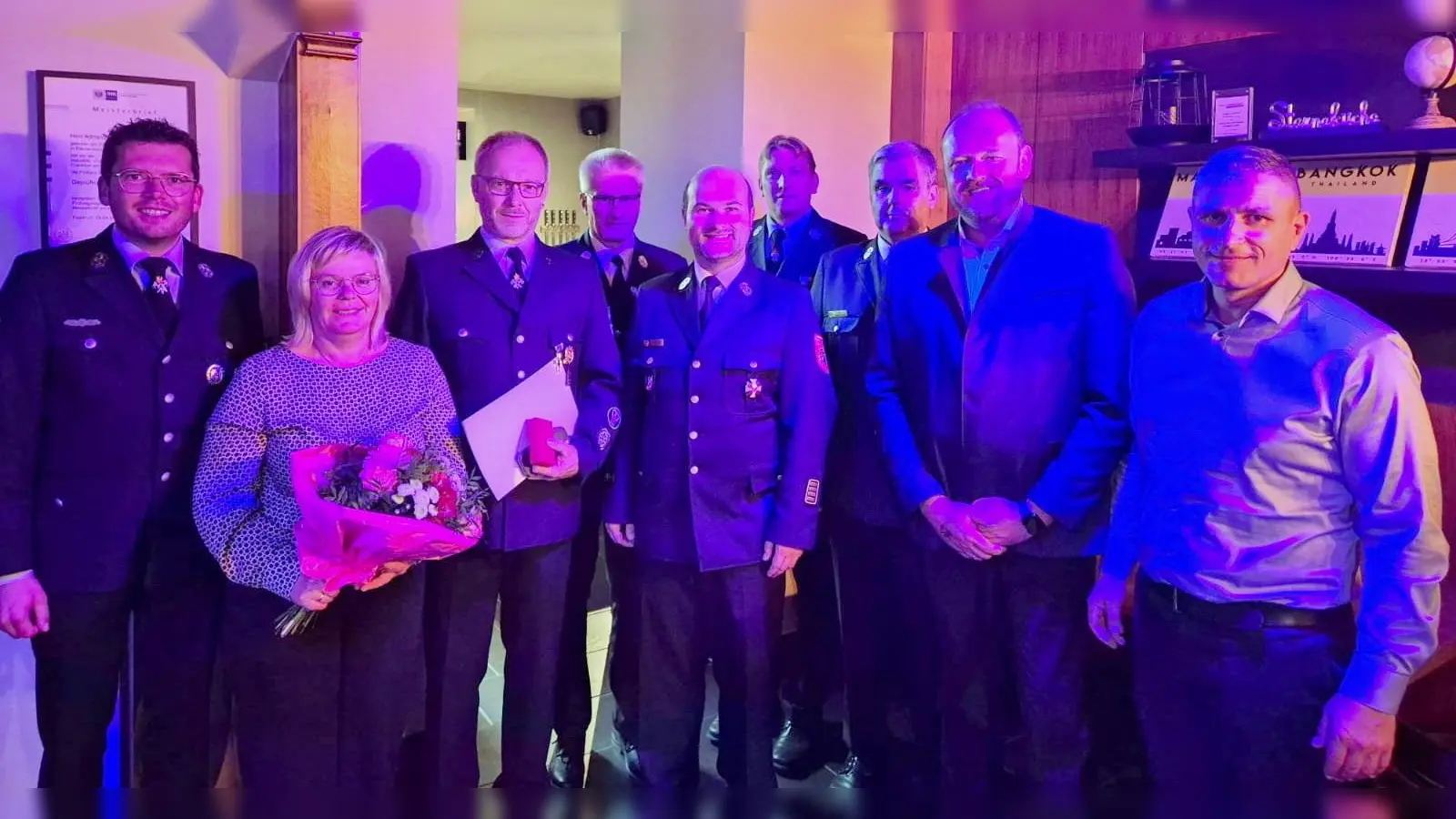 Seit 40 Jahren ist Roland Hermann (3.v.li.) ehrenamtlicher Brandschützer bei der Eschenbacher Feuerwehr. Ein Jubiläum, das Landrat Andreas Meier im Auftrag des Bayerischen Innenministers mit dem staatlichen Feuerwehr-Ehrenzeichen würdigte. Es gratulierten die Führungskräfte der Kreis- und Ortsfeuerwehr und Bürgermeister Marcus Gradl.  (Bild: Robert Dotzauer)