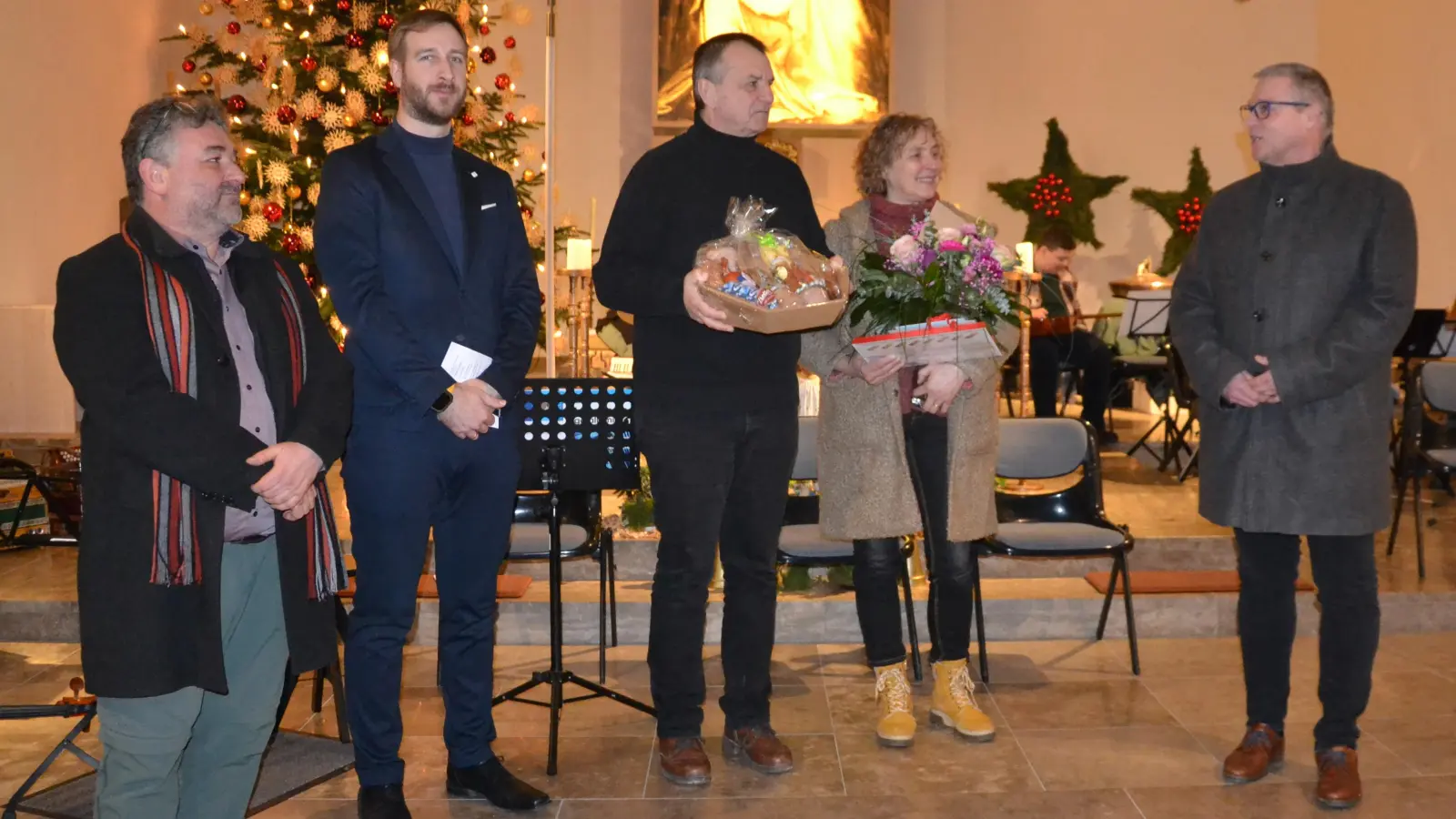 An 40 Jahre gemeindliche Musikschule Moosbach erinnerte der Vorsitzende des Fördervereins Musikschule Sandro Stefinger; Musikschulleiter Benedikt Scheidler; der frühere Musikschulleiter Wolfgang Ziegler mit Ehefrau Sieglinde sowie Dritter Bürgermeister Helmut Meindl (von links). Scheidler dankte seinen Vorgänger und dessen Ehefrau. (Bild: Peter Garreiss)