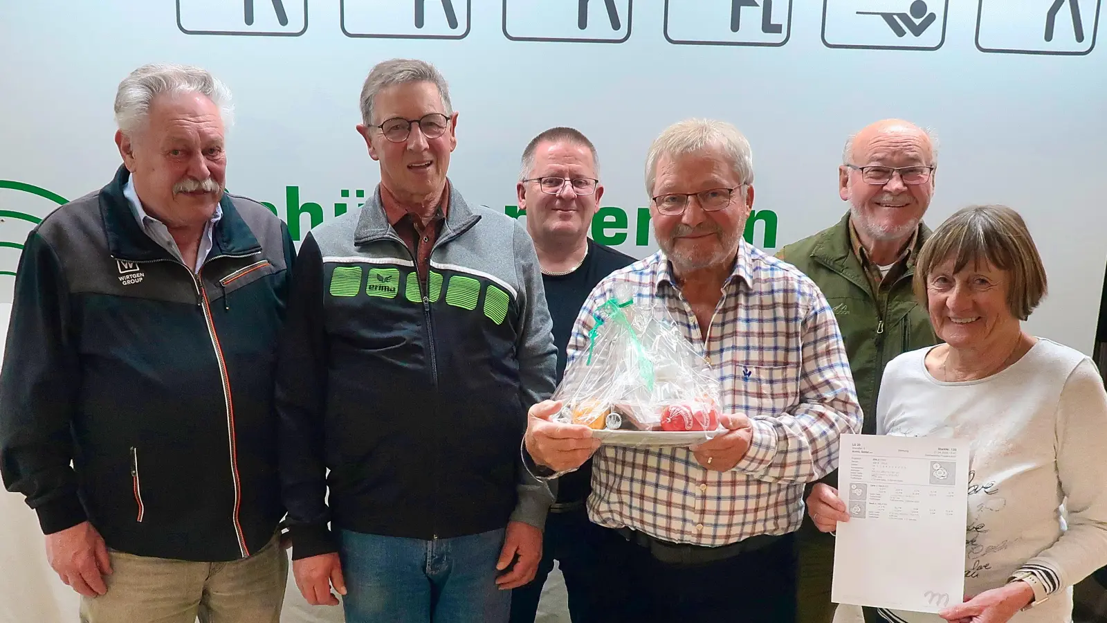 Vorsitzender Wolfgang Schlicht und Reinhard Schwarz (hinten von links) vom gastgebenden Schützenverein „Steinwaldia“ Frauenreuth, gratulieren den Gewinnern des ersten Wettbewerbs der Steinwaldrunde 2026, (vorne von links) Alois Wolfrum, Manfred Kraus, Armin Seidel und Monika Seidel. (Bild: Bernhard Schultes)