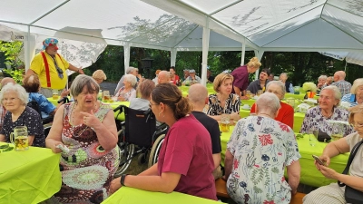 Die Bewohnerinnen und Bewohner genießen das Sommerfest. (Bild: Sylvia Benjamin)