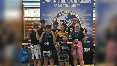 v.l. Luis Müller, Leon Hovhannisyan, Adam Alhawari, Max Fizia, Jenny Wurster, Mila Wurster, Erich Aul, Laura Paßler (Bild: Thomas Petek)