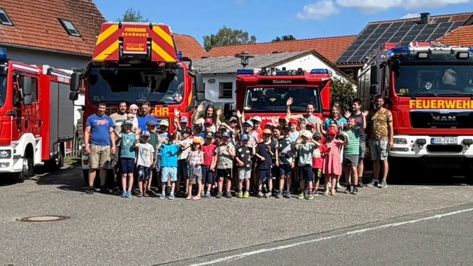 Die Kinder der Kinderfeuerwehr Schönseer Land wurden mit den Feuerwehrautos aus den umliegenden Wehren nach Rackenthal zur Little - Hill - Ranch gefahren. (Bild: Theresa Bayerl)